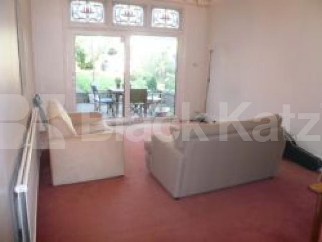 			VERY BIG HOUSE!!!, 4 Bedroom, 1 bath, 1 reception Flat			 Cecil Road, MUSWELL HILL N10